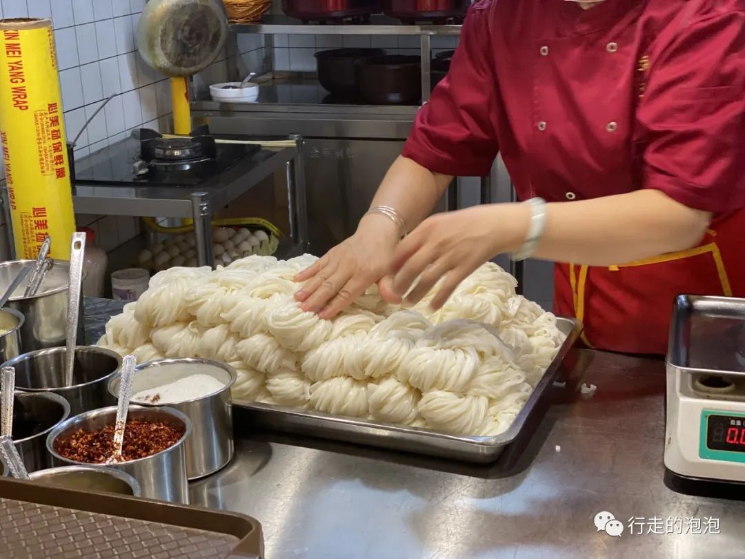 「岳阳攻略」被誉为“湖南夜宵扛把子”的烧烤城，还是小龙虾基地