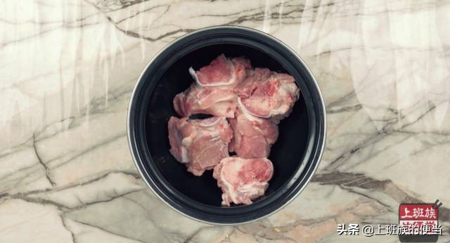 猪大骨和猪肚炖汤,猪大骨家常简单的炖汤过程