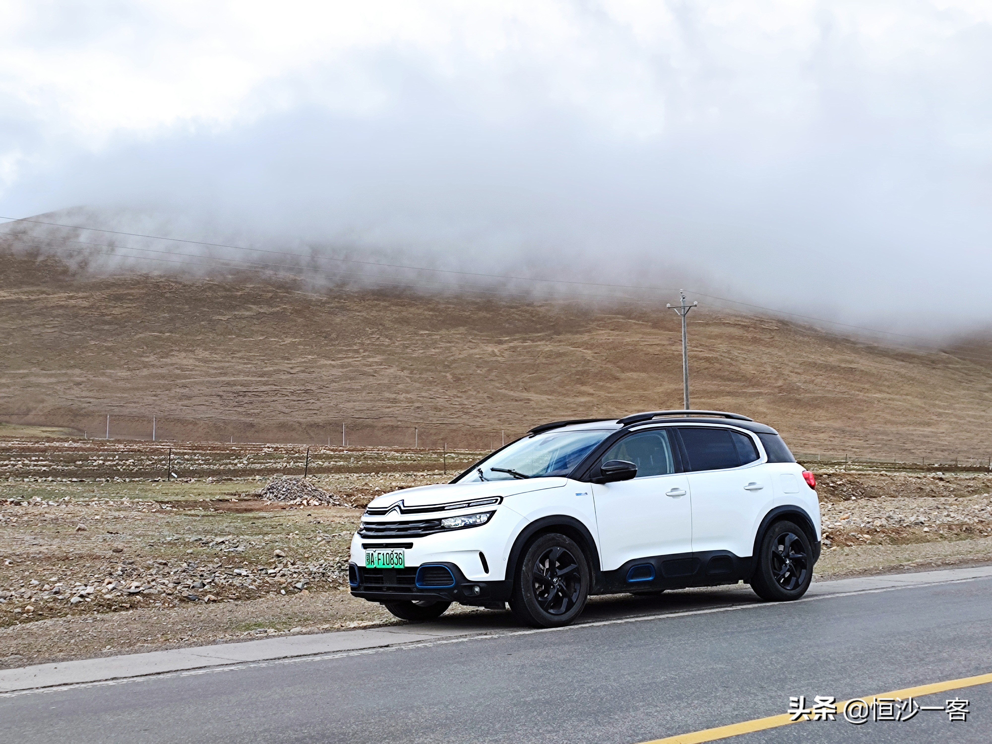 在唐古拉山口上，伸手把天抓，体验生命活力，进行精神探索