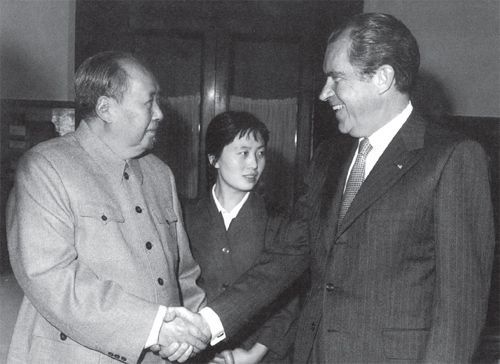 1972年，尼克松不满意毛主席送的4两茶叶，周总理如何轻松化解？