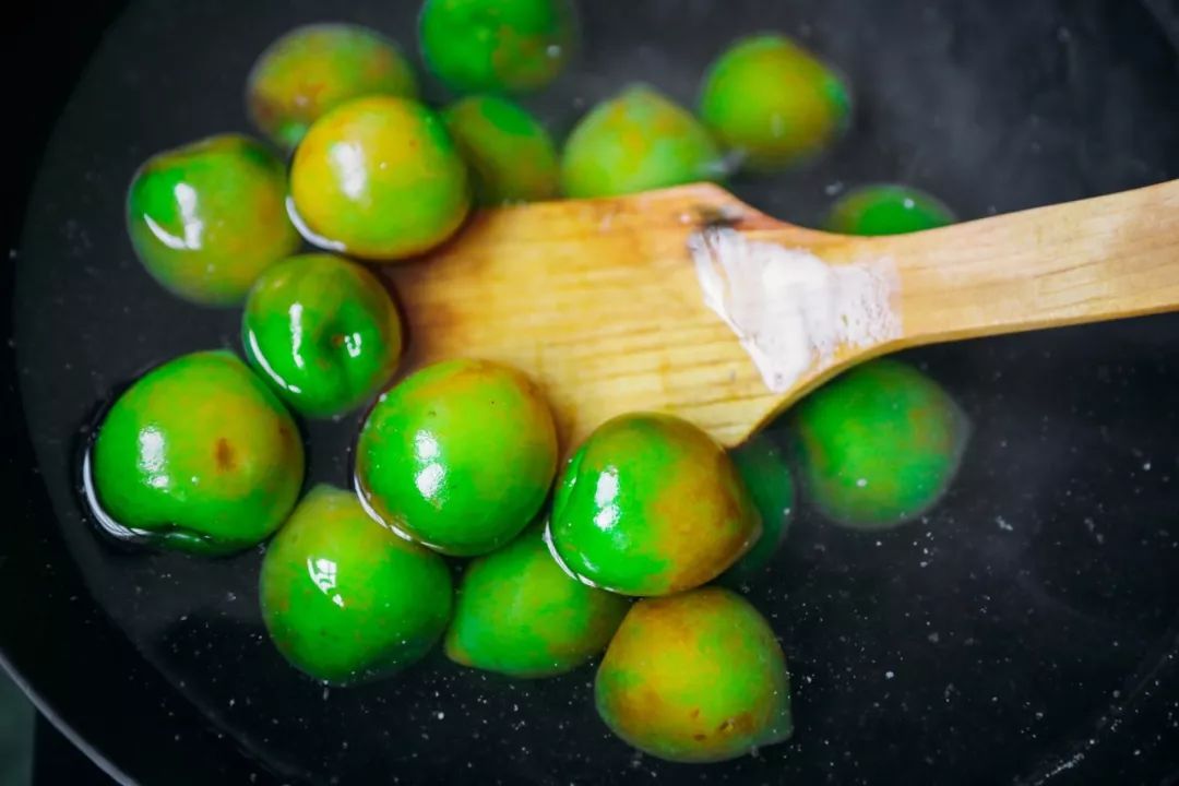 青梅的做法酸甜视频,爽脆青梅的做法