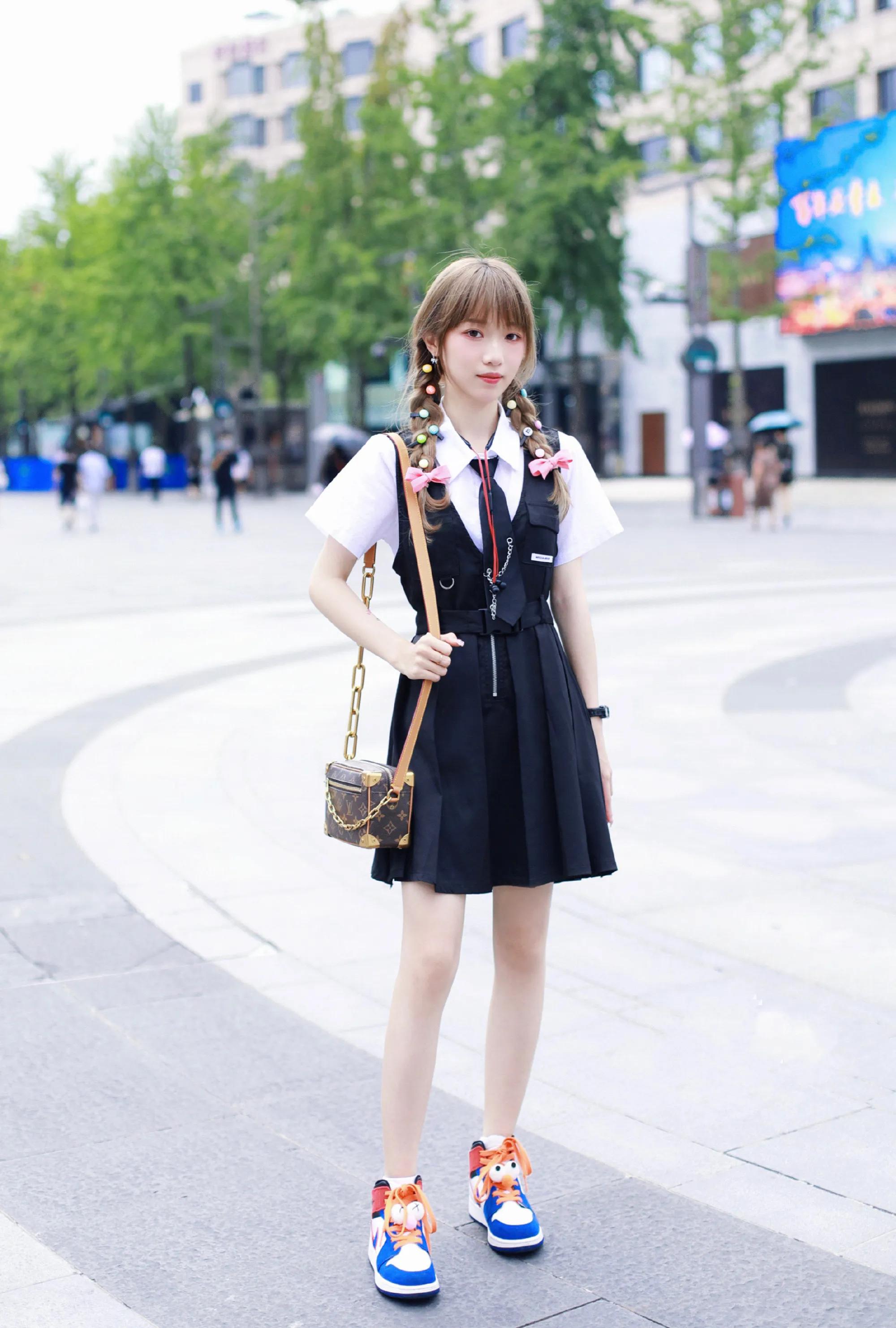 lv软盒子包穿搭,街拍lv新款包