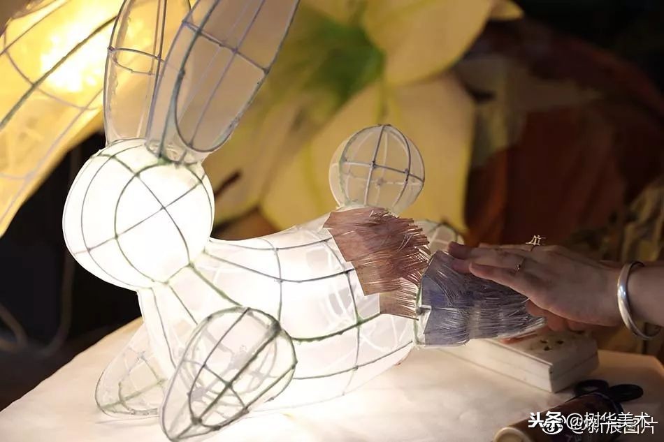 华师大油画系毕业的她，用纸改造广东传统花灯，还登上时尚杂志！