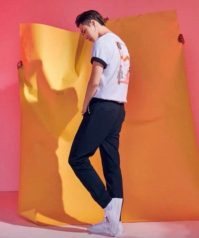 张艺兴匡威联名款穿搭,张艺兴穿黑匡威