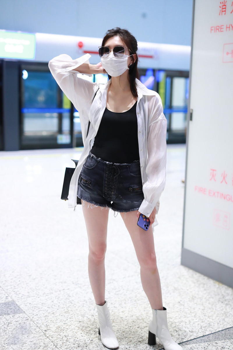 江疏影皮衣配衬衫耍酷,女士的法则江疏影绿衬衫