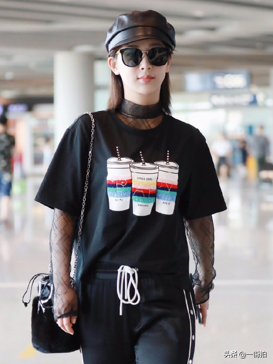 杨紫粉色t恤穿搭,杨紫穿搭黑色短袖