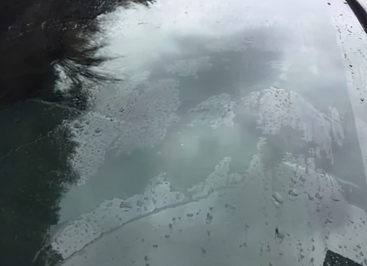 玻璃油膜影响行车安全,玻璃油膜对行驶有什么危害呢