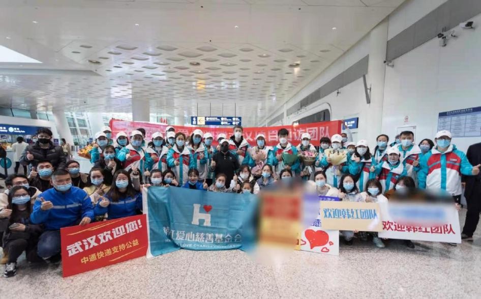 韩红暴瘦40斤后出街感言视频,韩红武汉回访