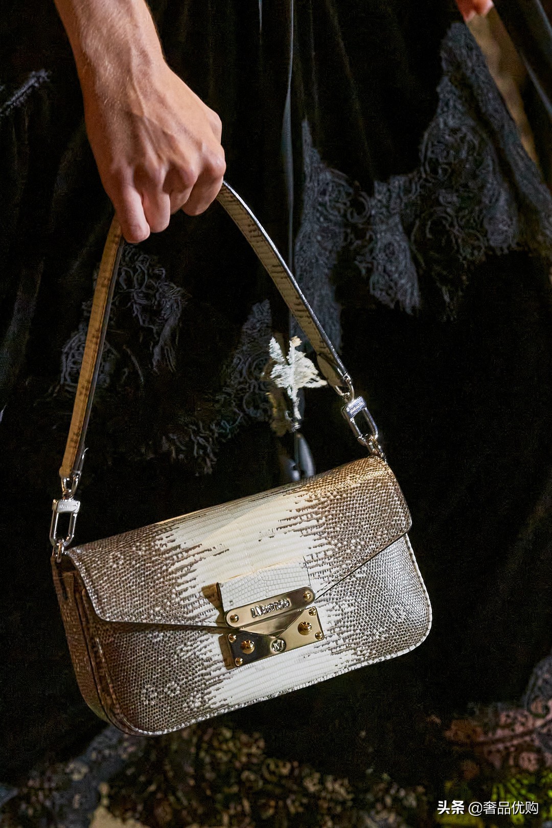 lv新包大全套都是包含什么,lv新包