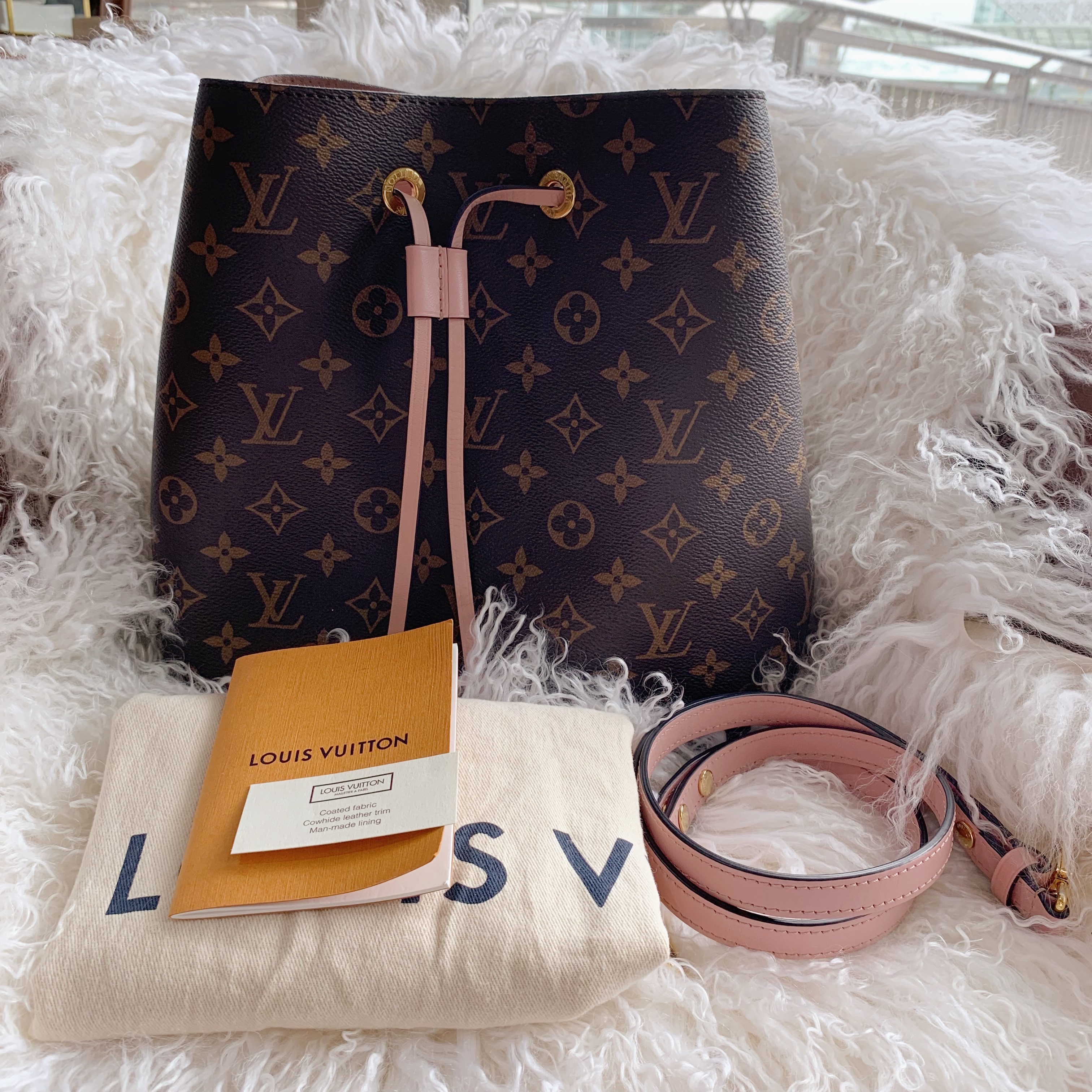 奢侈品防尘袋值钱,奢侈品的原装盒子和袋子需要吗