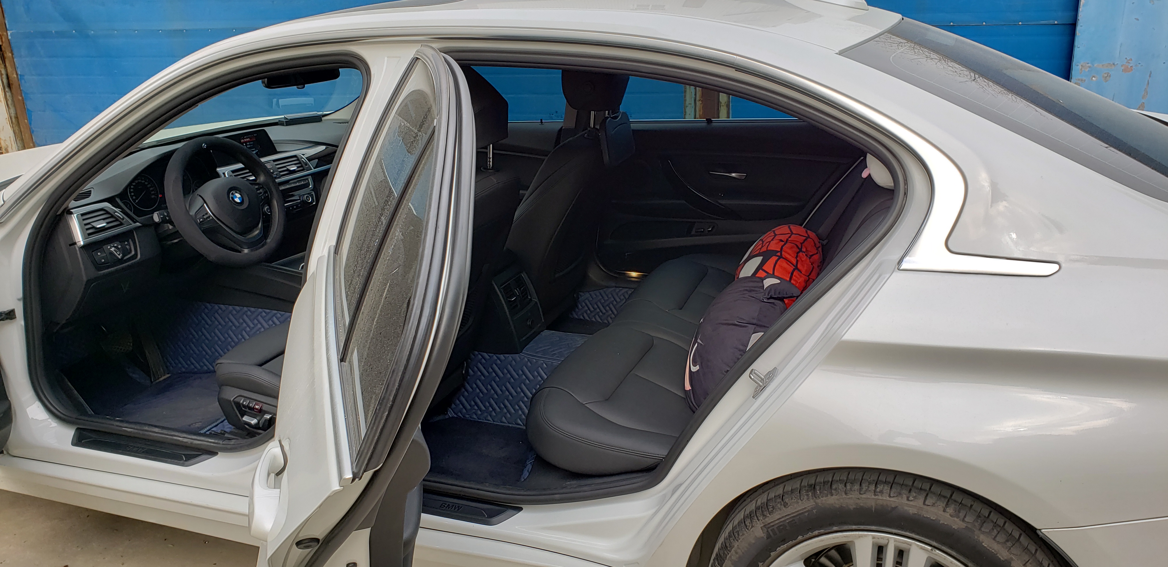 宝马318i跟宝马318li有什么区别,三缸的宝马318值得购买吧