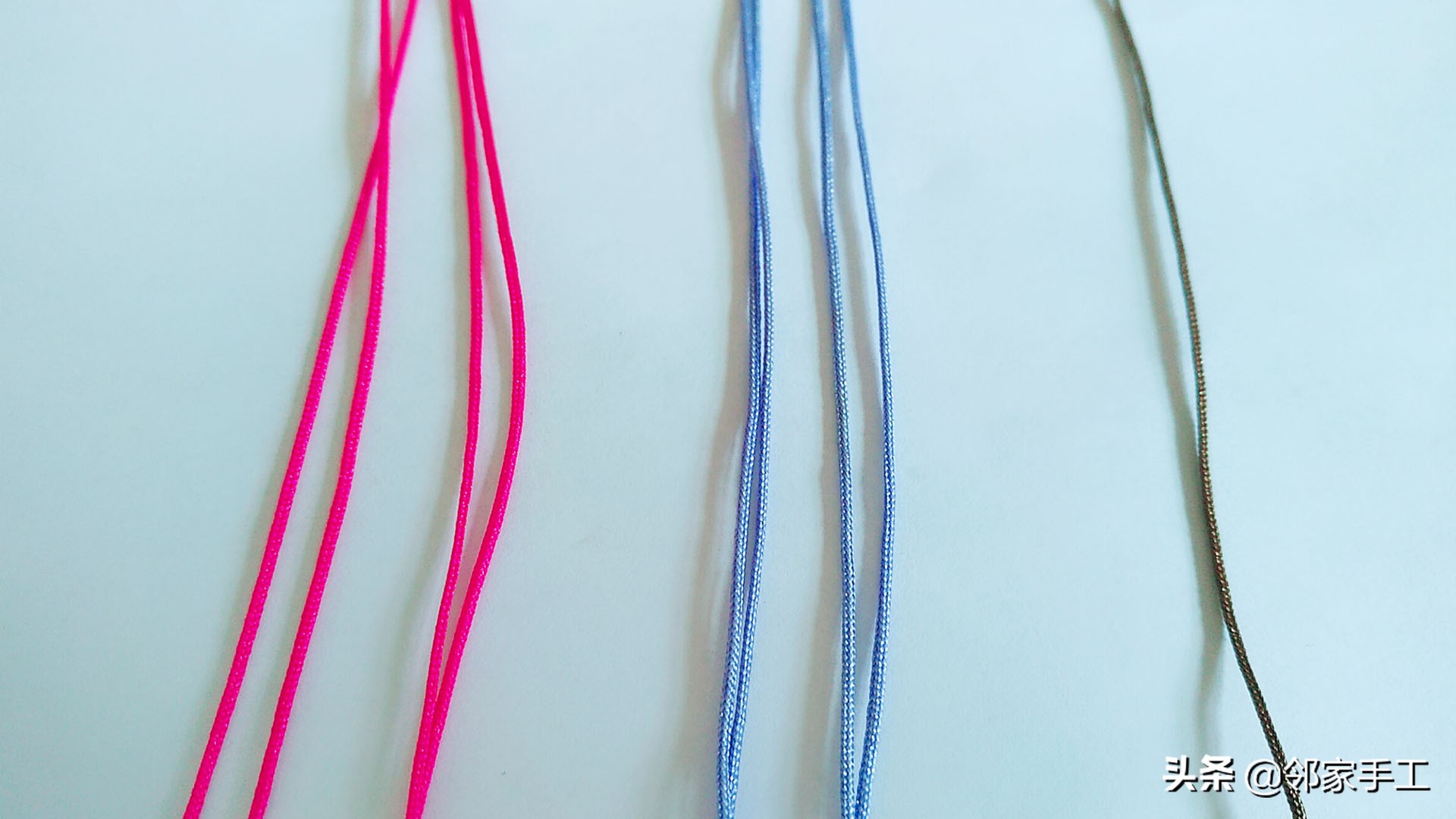 编蝴蝶手机挂件教程,带扣子的手机挂件编法