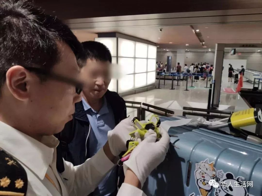 回国在机场被一群人盯上,回国时被海关盘问检查行李