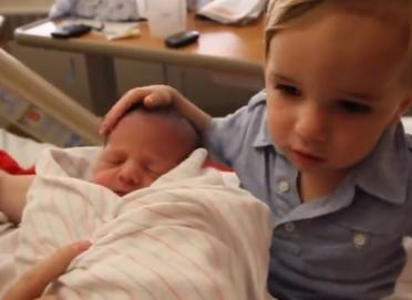 哥哥第一次看刚出生的妹妹,哥哥第一次看到刚出生的妹妹