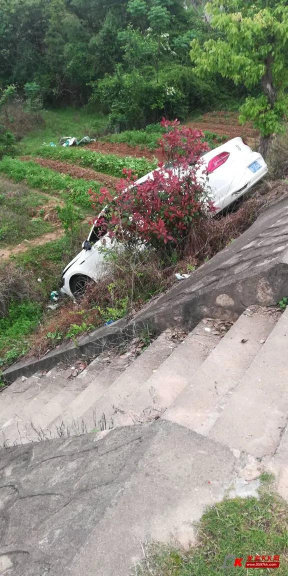 璧涜溅鎵嬪紑璧涜溅鍦ㄩ珮閫熷叕璺笂椋欒溅,鍦ㄩ緳宀╁ぇ閬撳紑璧涜溅