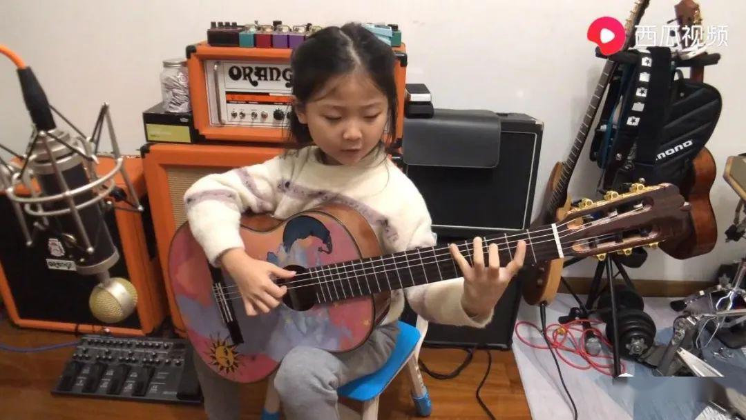 6岁小女孩手上全是血泡老茧：哪来的一夜成名，还不是百炼成钢