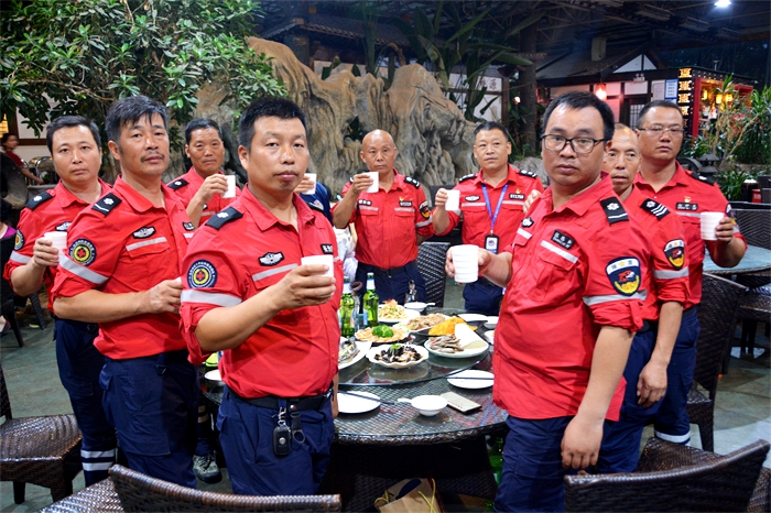 嵩县跨湖桥神鹰救援,洛阳神鹰救援队奔赴地震灾区