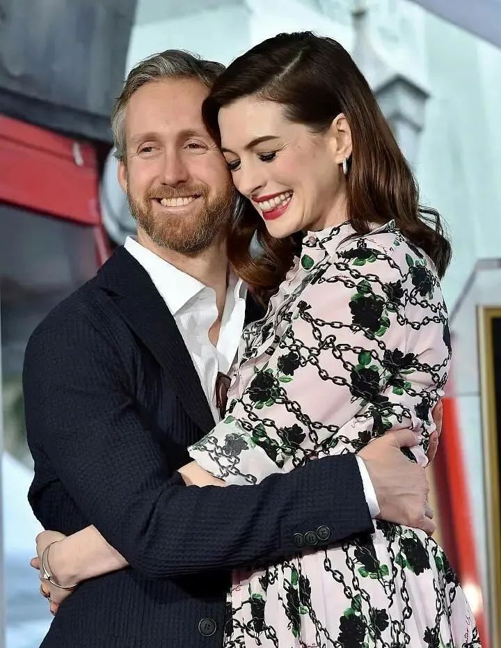 美国女明星安妮海瑟薇感情,安妮海瑟薇带孩子逛街状态