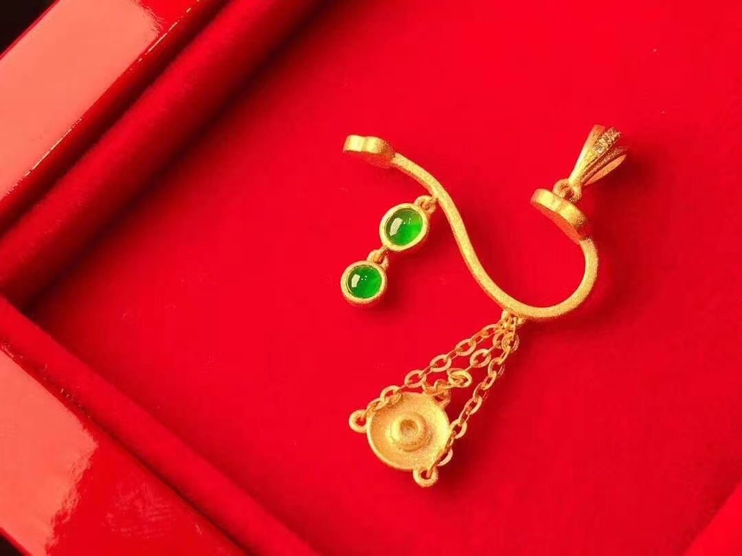 为什么结婚一定要买中国珠宝钻戒,结婚买钻戒好还是金首饰好