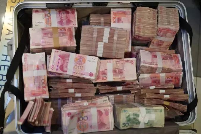 这条游戏弹窗小广告的背后,竟是每日流水近亿元的网络赌博平台