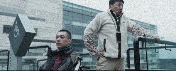 哭晕在影院!没明星没流量的“三无电影”,凭什么封神?