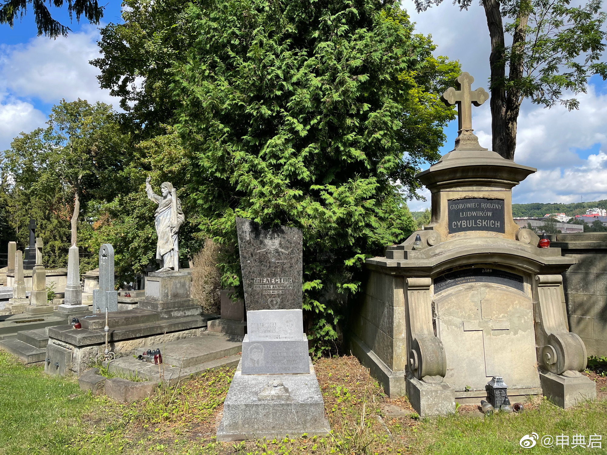 利沃夫最神奇的地方在于历史上多次易主，墓地都有各历史时期风格