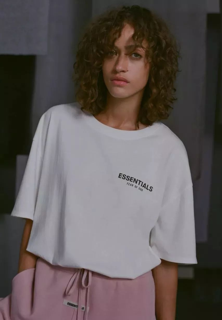 杨幂同款绿色棒球服是什么牌子的,扒一扒翻译官杨幂服装