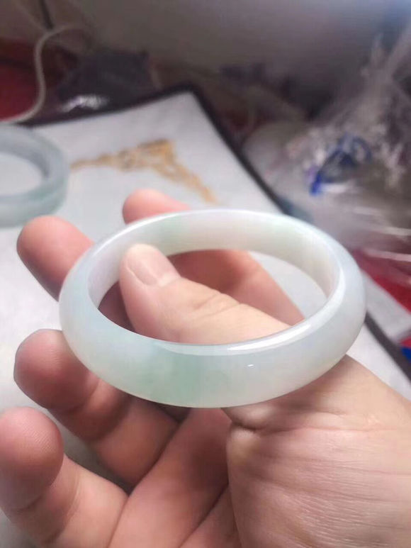 切翡翠原石做手镯过程,翡翠手镯从原石到成品的全过程