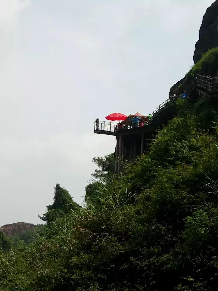 一个让人流连忘返的地方，山清水秀，只需要坐在河边发呆就行。