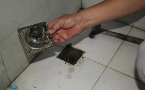 下水管堵了用一根铁丝就解决了,下水道马桶堵塞最快的疏通