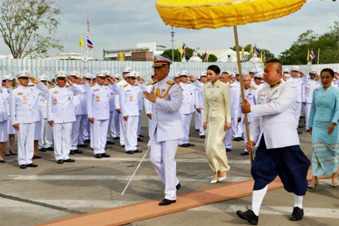 花心泰王也温柔?结婚周年陪王后穿情侣装,满脸宠溺给娇妻打下手