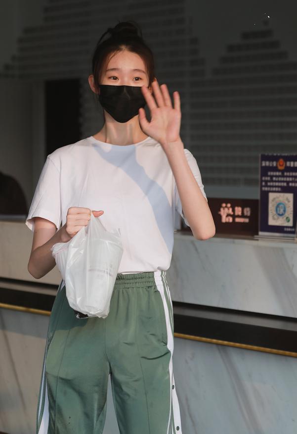 夏天穿AJ太捂脚？张艺凡带火了匡威“潮流穿法”，结果成00后最爱