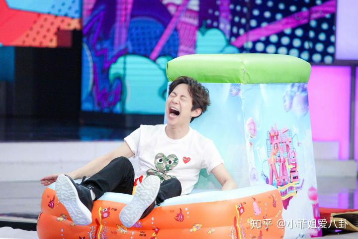 朋友请听好易烊千玺何炅谢娜读信,范丞丞何炅谢娜易烊千玺憋笑综艺