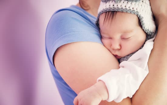 奶水溢出时需要及时喂还是挤出来,哺乳期奶水不足下奶最快的方法