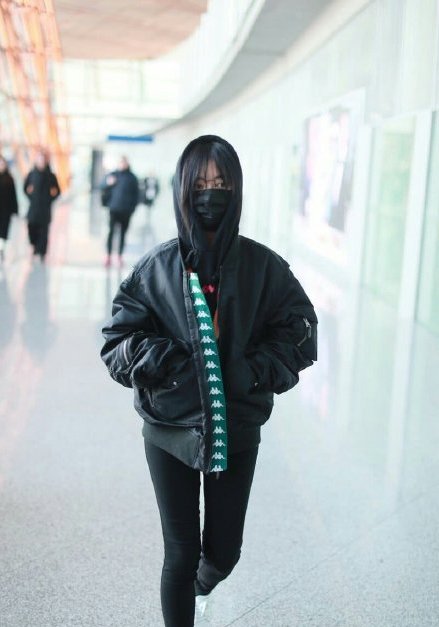 谭松韵针织衫配短裙少女感十足,谭松韵全黑造型