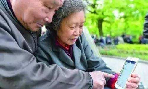 60岁老人旅游被骗 (老年人跟团旅游被骗怎么办)