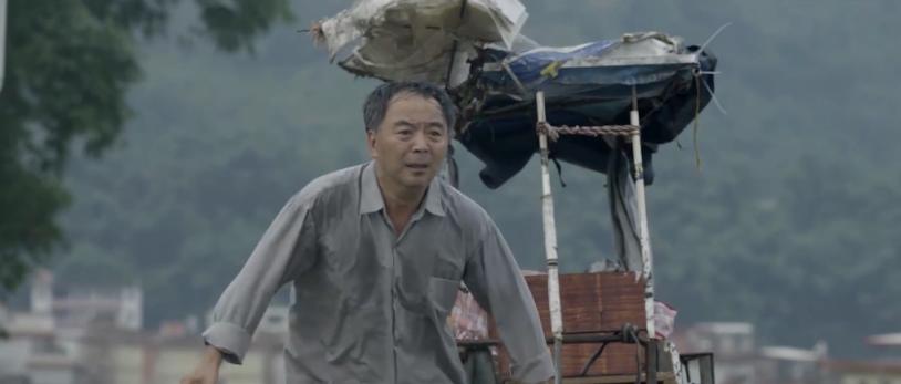 五十岁穷苦老汉24年前收养女弃婴,穷困老汉蹬三轮养了十二年的弃婴