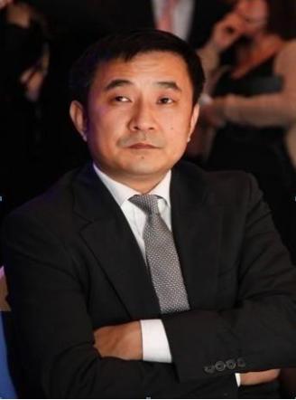 欠债800亿也不忘泡妞,豪掷1亿博美人一笑,父亲去世葬礼都不参加