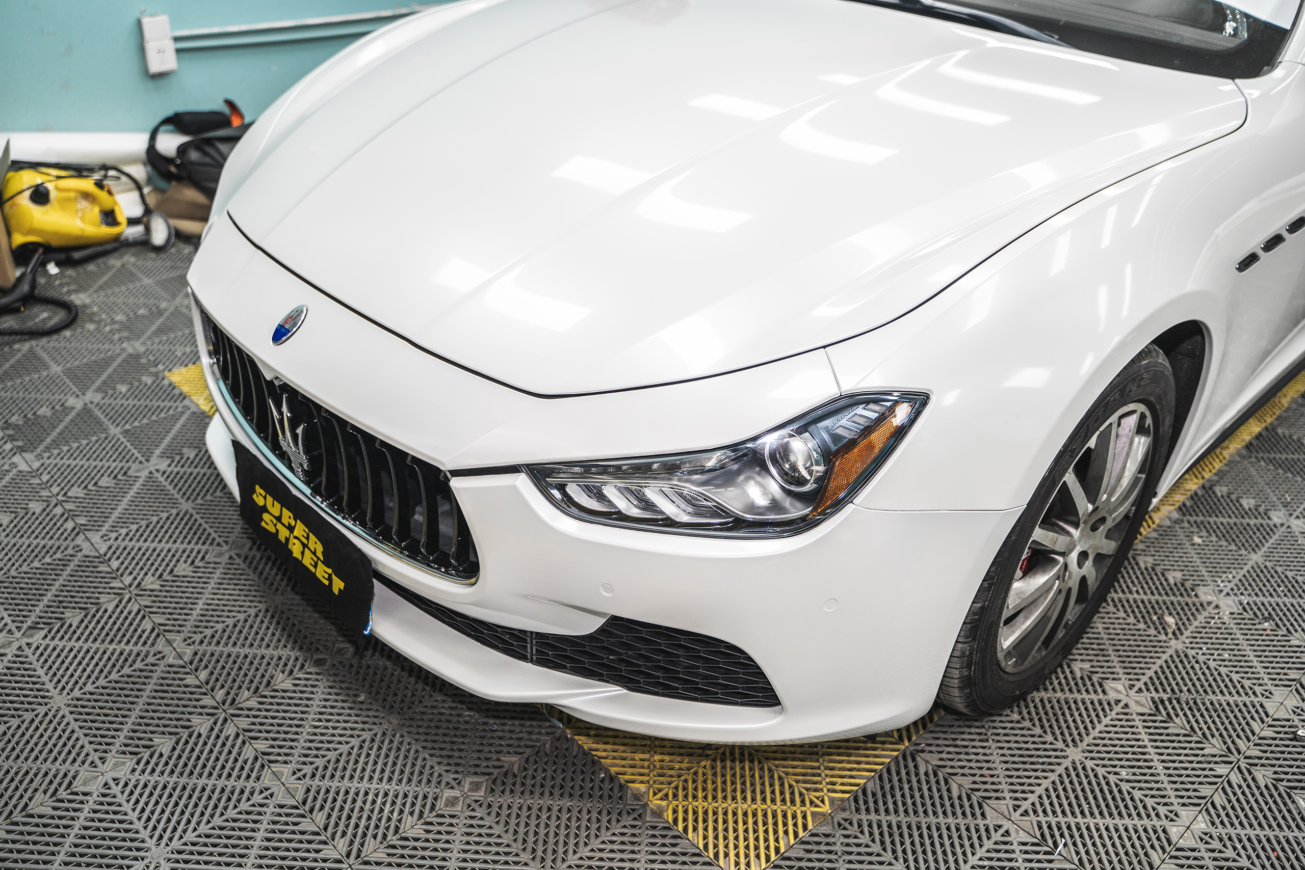 玛莎拉蒂吉博力汽车贴膜改色,superstreet改装