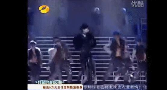 春晚的李谷一跨年的李宇春,李谷一李宇春串烧