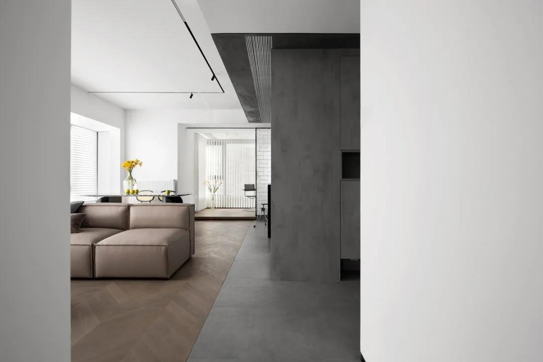 89㎡舒适两居，装修巧用「百叶窗+玻璃砖」，高级又通透