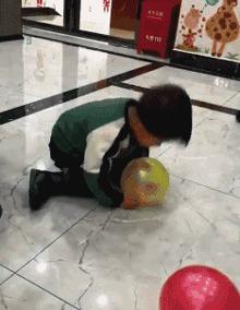 妹妹因为压力大哭了很久怎么安慰,妹妹受伤疼痛难忍姐姐心疼