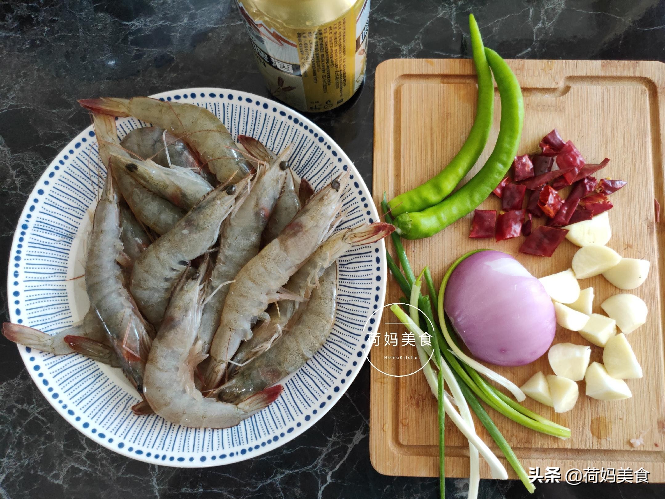 冻虾别再水煮了，加啤酒一焖，鲜香味美，好吃到吮指，一盘不够吃