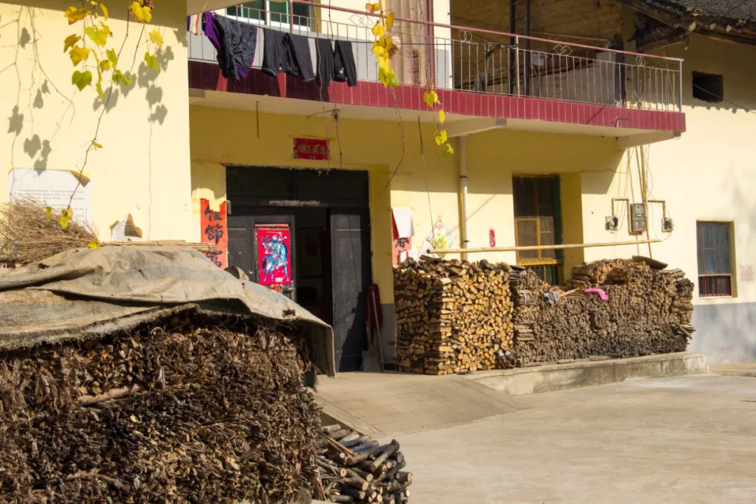 寻访秦岭龙潭村,背篓都是背在背上,这位大婶为何将其挎在腰间?