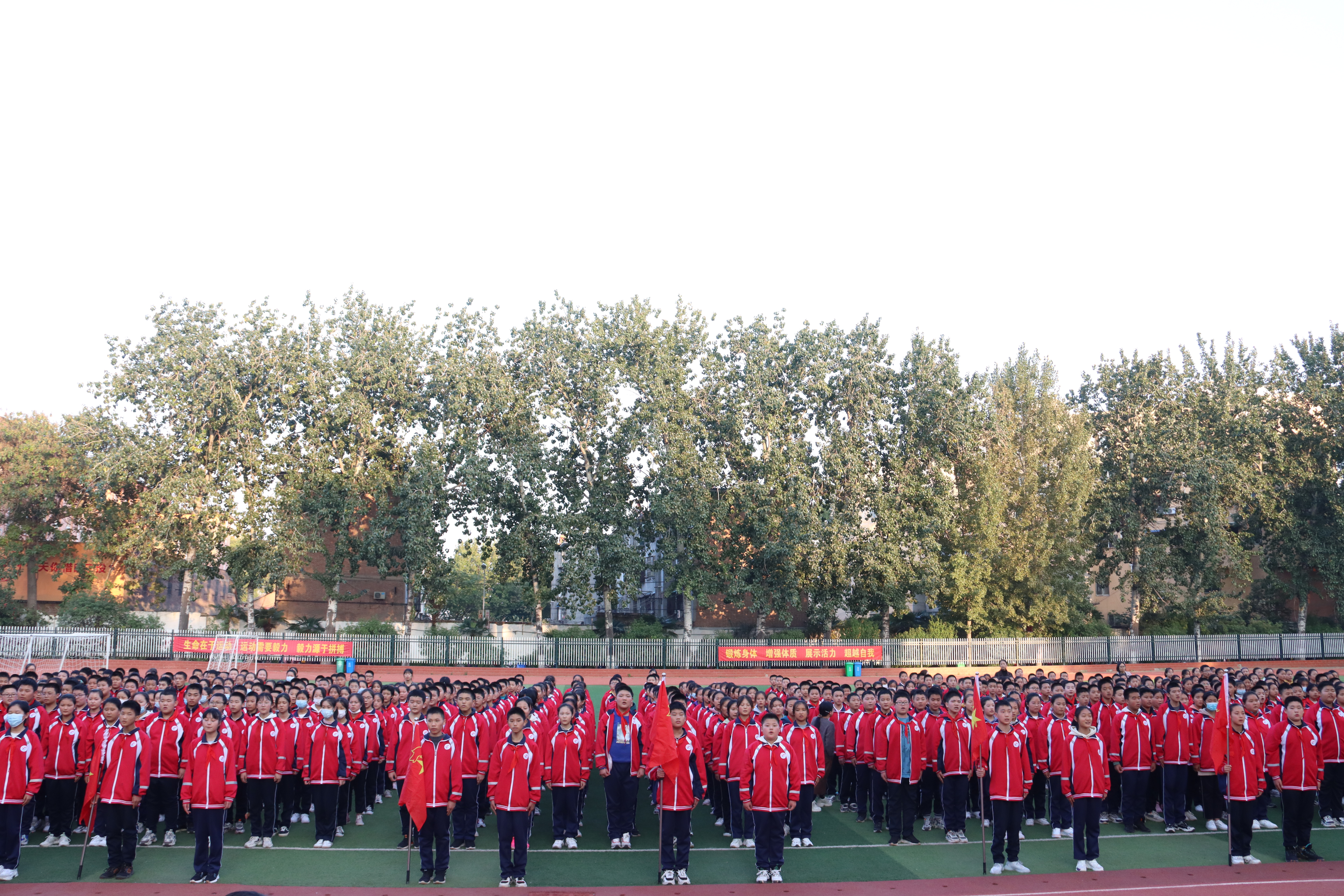 队旗高高飘扬梦想扬帆起航——开封市化建中学举行2021级编队仪式