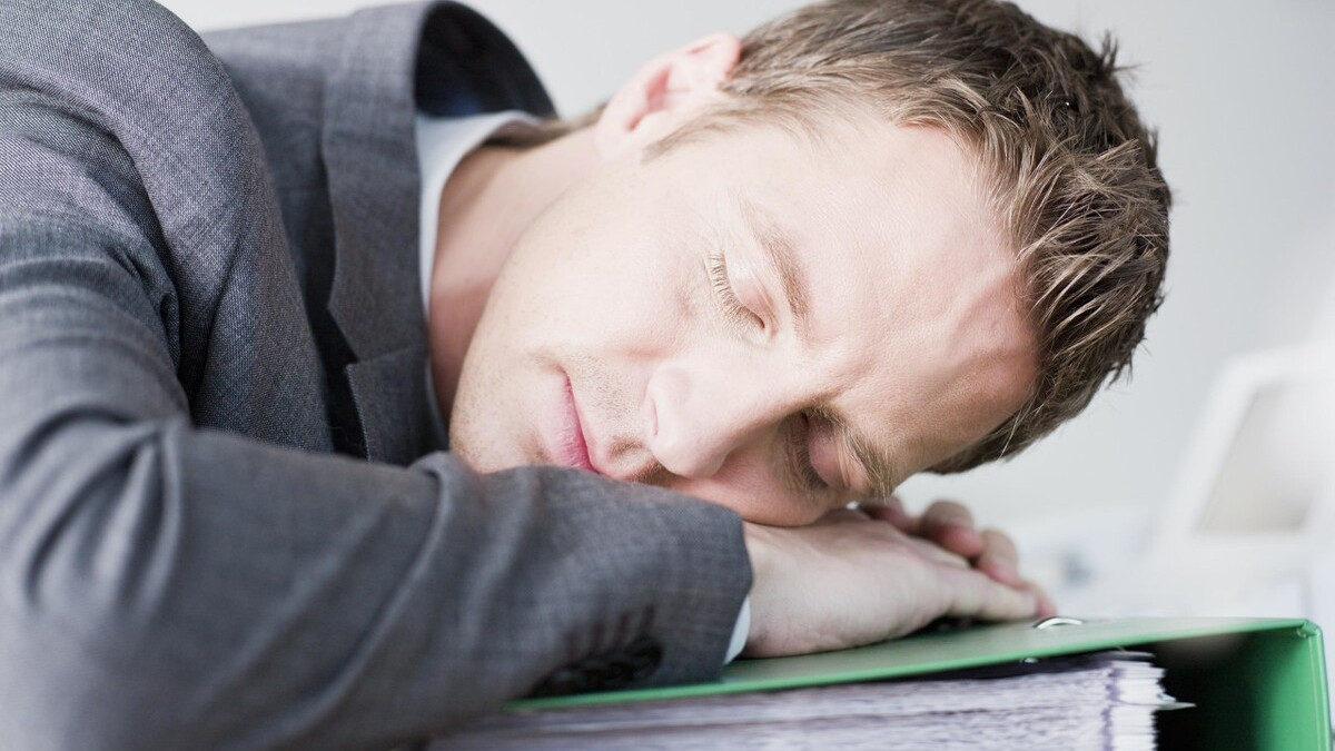 中午吃饱了就犯困要不要睡,为什么中午吃饱睡觉醒了很难受