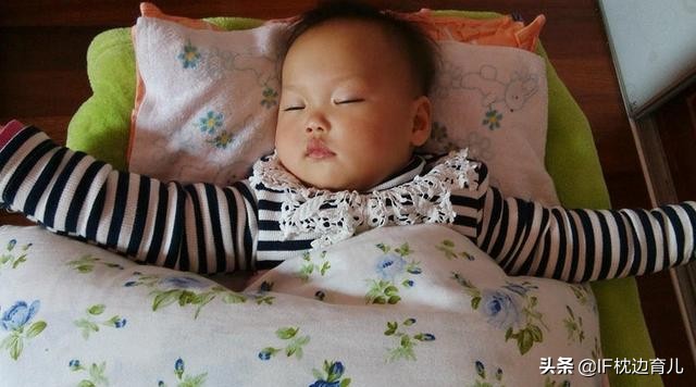 宝宝睡觉爱踢被子用这5招来应对,婴儿与被子的抗争