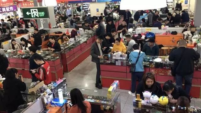 iPhone11降价1000，“中国电子第一街”惨变“美妆城”？