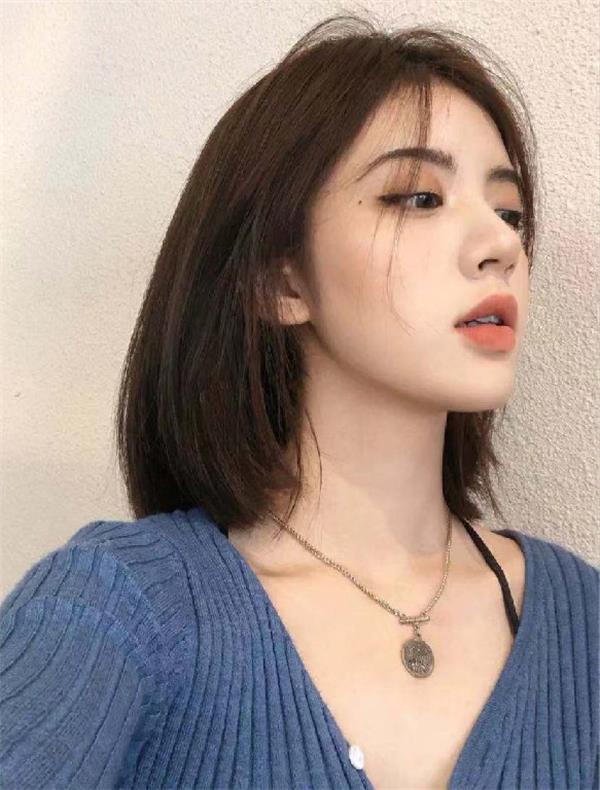 今年深灰亚麻色流行的头发颜色,深棕灰和棕咖色头发哪个好看