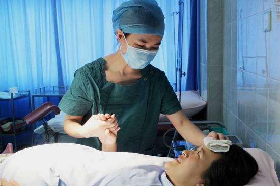 孕妇分娩前都会见红和破羊水吗,孕妇先见红还是先破水由什么决定